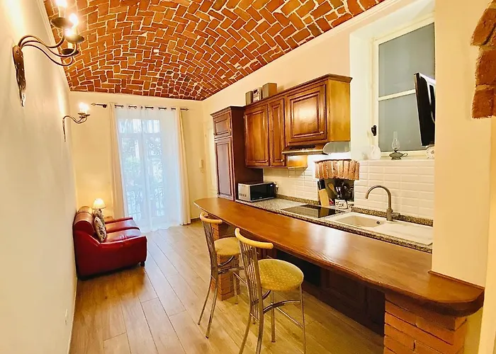 Exquisitely Renovated And Centrally Located With Free Parking