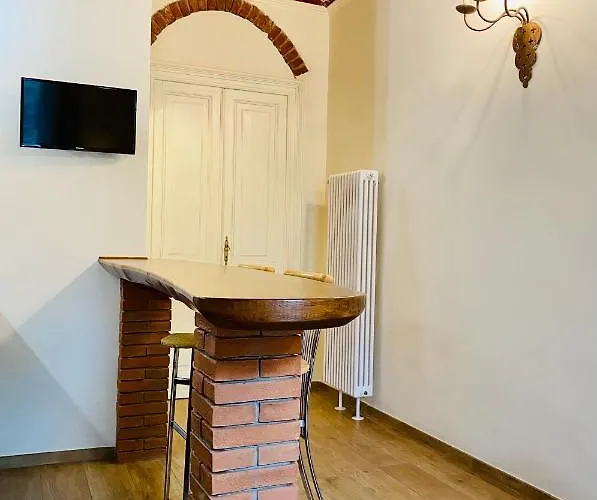 Exquisitely Renovated And Centrally Located With Free Parking *
