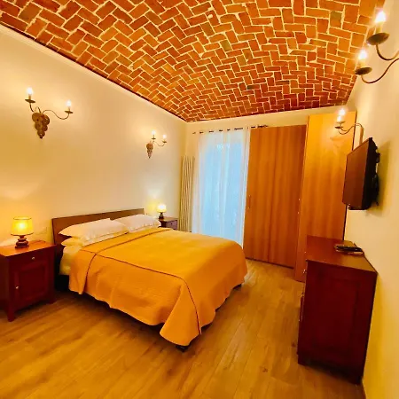Apartment Exquisitely Renovated And Centrally Located With Free Parking *