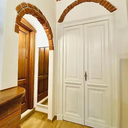 Exquisitely Renovated And Centrally Located With Free Parking Turin