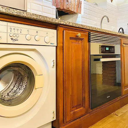 Exquisitely Renovated And Centrally Located With Free Parking